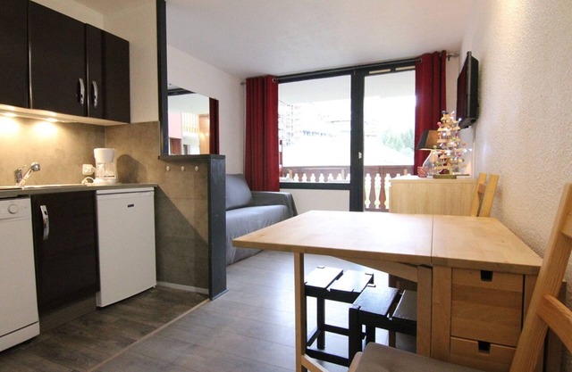 Ski-in/Ski-out 1BR Apartment for 5 in Alpe d'Huez, Pets Welcome, Balcony, Near Shops