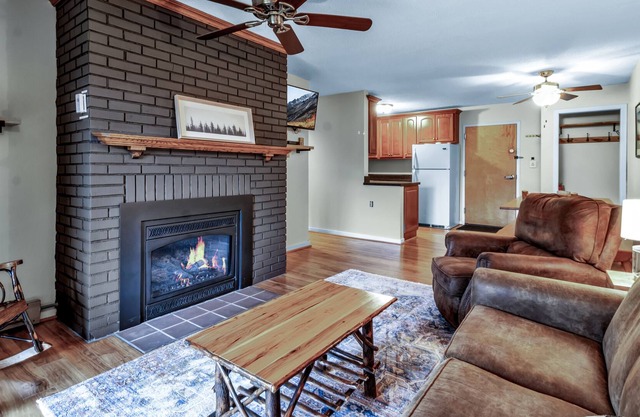 Ski-in/Ski-out 2 Bed, 2 Bath condo Holiday Valley