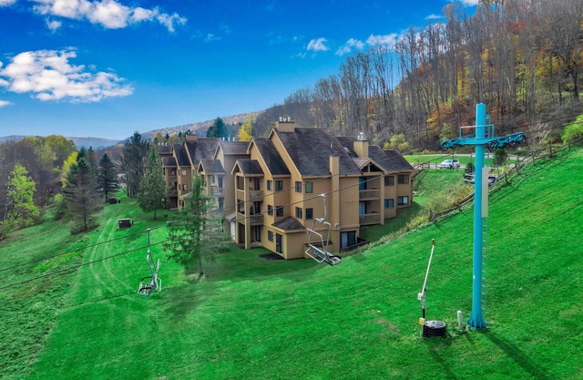 Ski-in/Ski-out 2 Bed, 2 Bath condo Holiday Valley