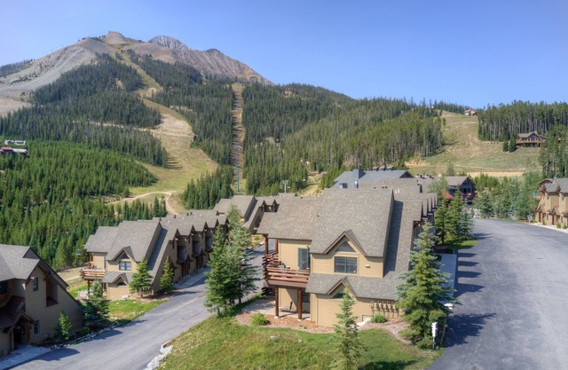 Ski-in/ski-out home w/great views & hot tub in Moonlight Basin - Saddle Ridge - Timber Wolf Chalet