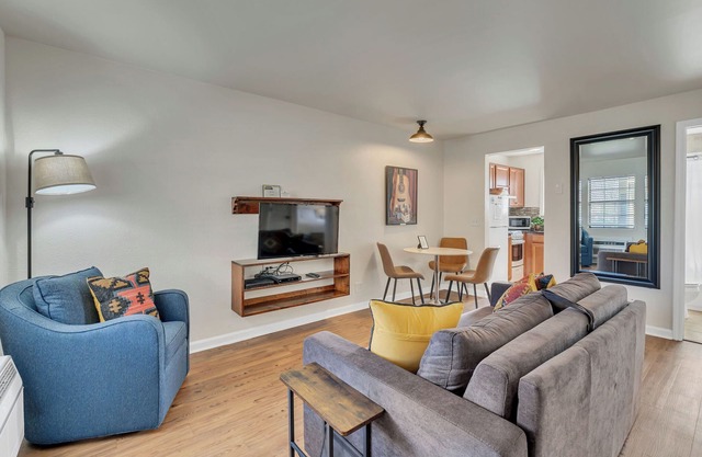 Sleep 6! Free Parking! 1 Mile From Broadway!