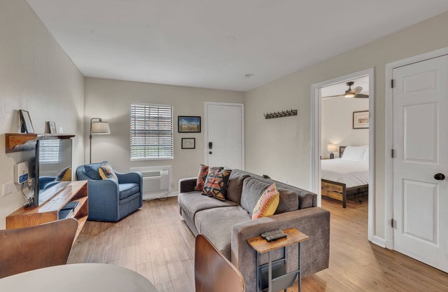 Sleep 6 Near Downtown Nashville!