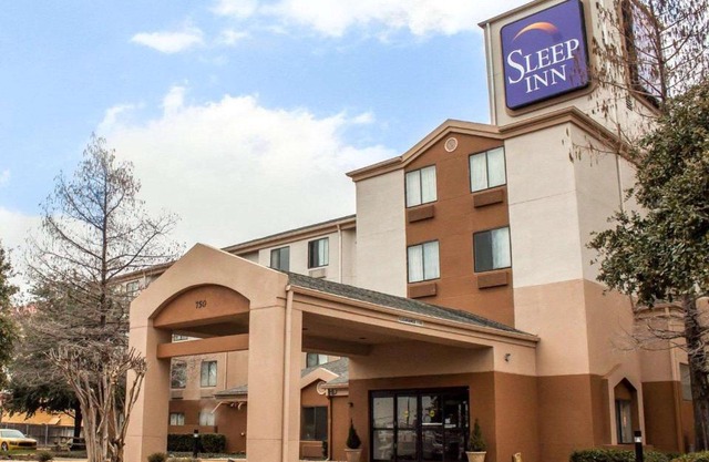 Inn Arlington Flags 