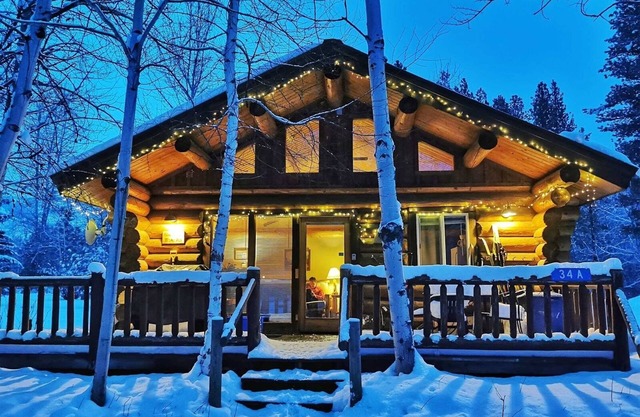 Sleeping Wolf Cabin: 2BR w/ski trail & river access, pool/hot tub, laundry