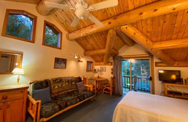 Sleeping Wolf Studio w/ski trail & river access, pool/hot tub