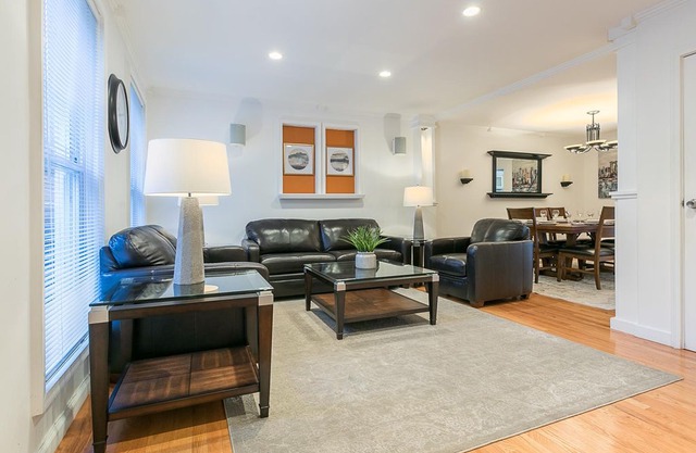 Sleeps 10 - 3 Bedroom - 2.5 Bath - 5 Beds - BBQ - Deck - Just 7 Minutes to NYC jonb