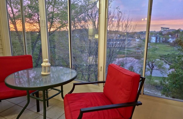 Small Lake and Golf Course Views~Dogs Ok~By Strip