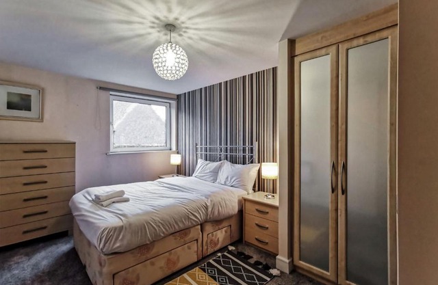 Smart North Manchester Apt for 4 with Free Parking