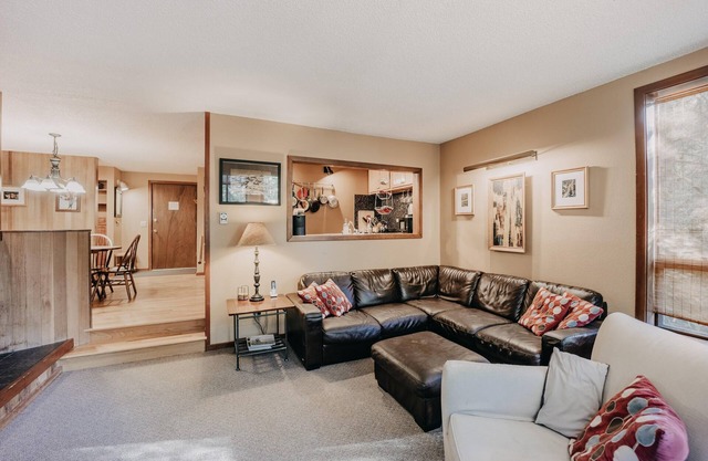 Snowater Condo #41 - A spacious condo with private sauna Wifi and a soaker tub