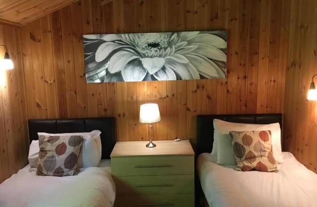 Snowdrop 14 Hot tub-Woodlandlodges-Tenby-Pendine