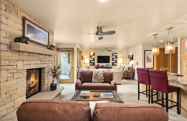 Snowmass Mountain Views! Spacious Condo w/Large Kitchen, 2 Living Rooms, Pool & Outdoor Hot Tub