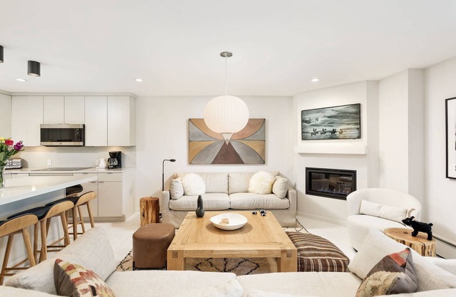 Snowmass Mountainside Condo. Pool/Hot Tub, Bonus Sleeping Den, FP, Balcony with Views