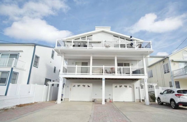 South end Townsend Inlet Beachblock townhome is located only 7th from the ocean!