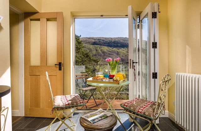 SOUTH STONETHWAITE COTTAGE, romantic, with open fire in Windermere