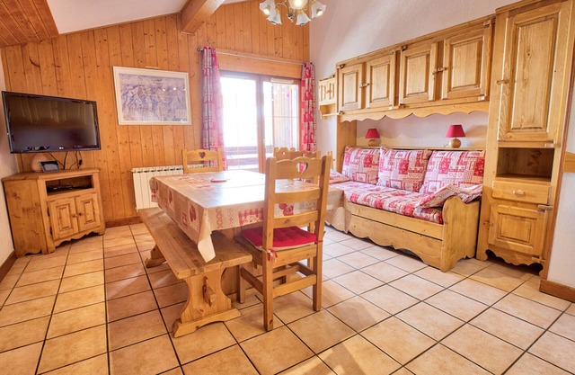 Spacious ski-in/ski-out apartment with parking and WIFI