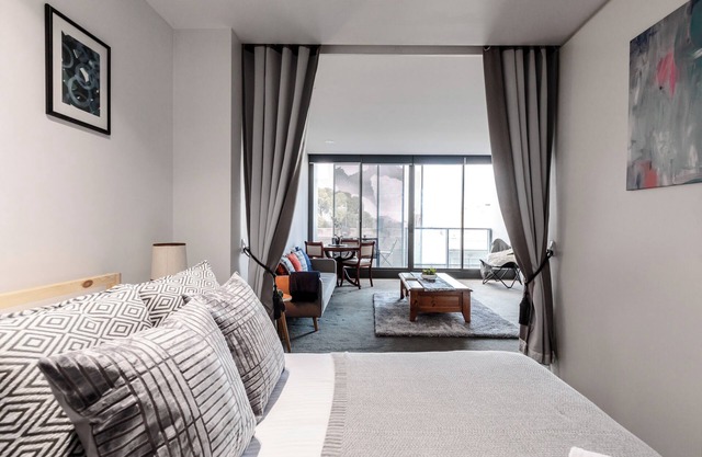 Spacious 1BD in Prahran -50 mtrs to Chapel Street!