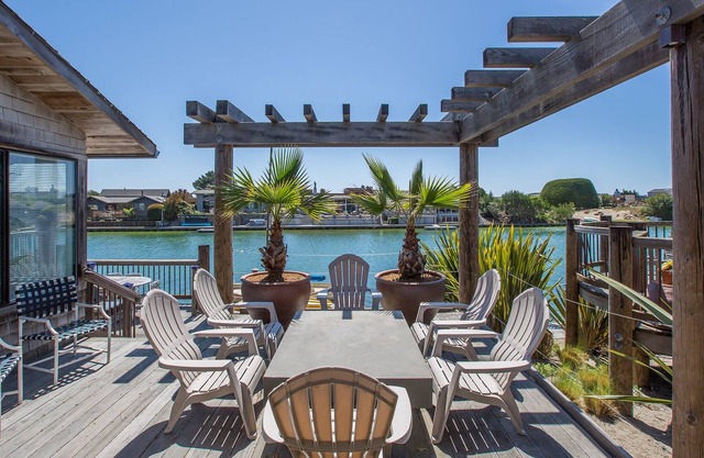 Spacious 3 bedroom home on Seadrift Lagoon