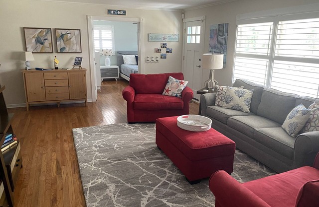 Spacious 3 bedroom House with screen porch .6 mile from downtown Southport, NC