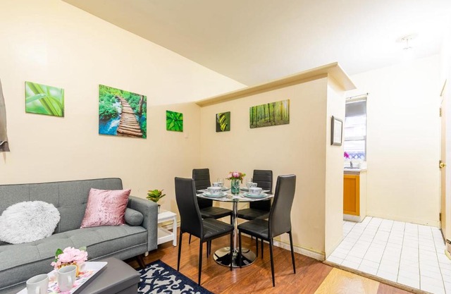 Spacious 3BR Apartment - Steps Away From Leslieville!