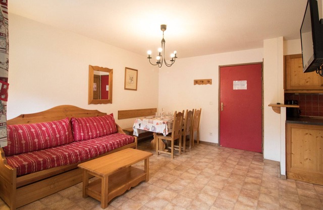 Spacious 6-person apartment on slopes with wifi and parking