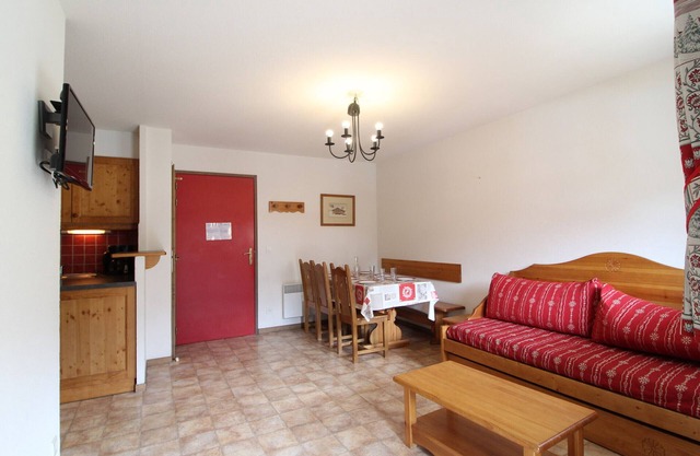 Spacious apartment for 6 with balcony and parking at the slopes' foot