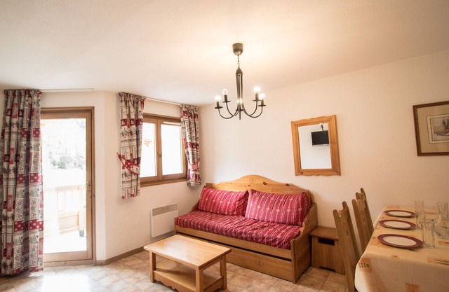 Spacious apartment for 6, south balcony, parking