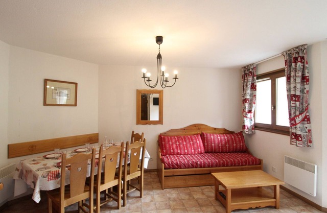 Spacious Apt for 6 at slopeside with Parking & WIFI