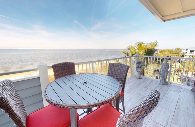 Spacious, bayfront villa w. community pool + fantastic views!