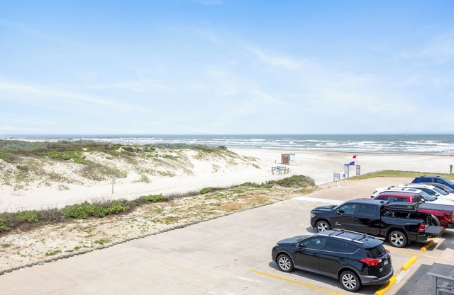 Spacious Beachside Complex Retreat with Pool & Gulf Views