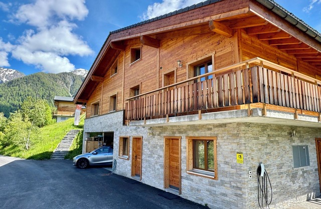 Spacious Chalet with outside Hot tub in 4Vallées ski resort in La Tzoumaz.