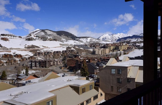Spacious Condo; Amazing Views! Ski-in/Out. Fireplace, Balcony