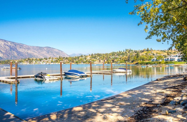 Spacious condo with pools, hot tub, & sandy beach access