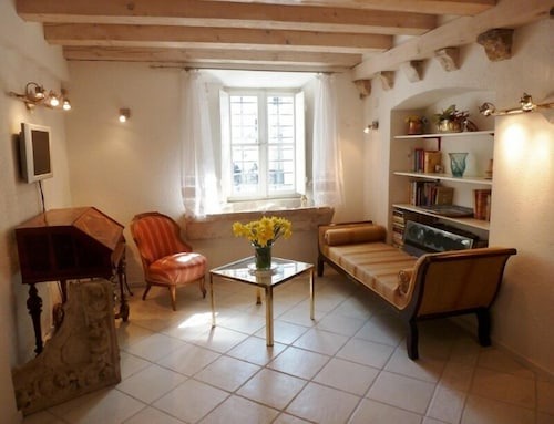 Spacious, elegant studio in the heart of Old Town