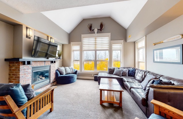 Spacious End Unit Condo w/Board Games, Free WiFi, Patio - near Downtown