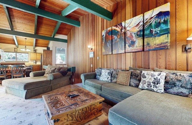 Spacious Home near The Village, Pool, Hot Tub & Game Room On-site