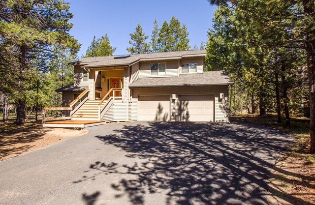 Spacious Home with A/C, Walk to Fort Rock Park, SHARC passes for 2022 - HOOD05