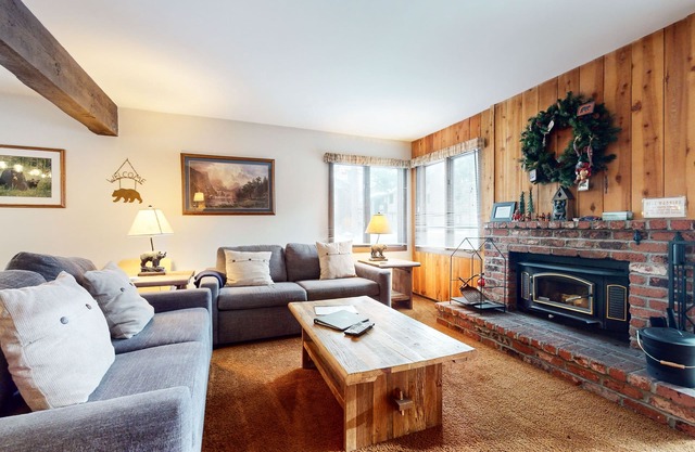 Spacious Homey Mountain Condo. Pool & Tennis Court On-site. Near Restaurants