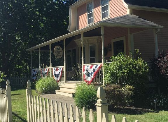 Spacious Island Home, Walk to Beach, Private Baths!