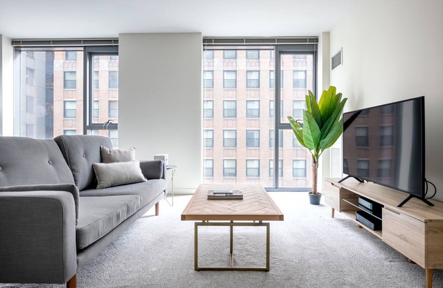 Spacious Loop 1BR w/Pool, Gym, nr. the L & Riverwalk, by Blueground
