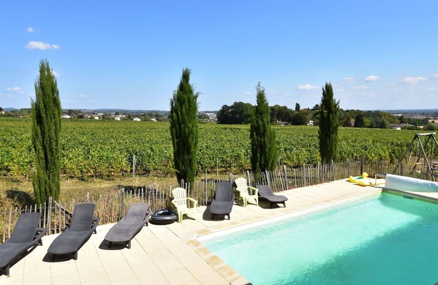 Mansion Vinzelles Swimming 