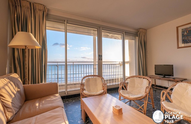 Spacious Seafront Apartment with Balcony, Near Beach and Shops