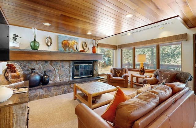 Spacious ski-in/ski-out townhome with shared hot tub & pool - near lifts