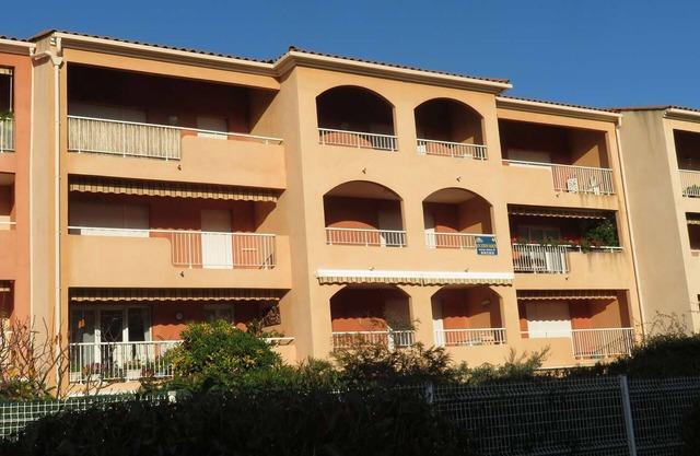 Spacious T2 with Large Loggia, Near La Favière Beach, Parking Included