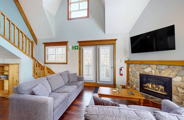 Spectacular & beautifully appointed condo w/shared pool - dog-friendly