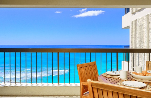 SPECTACULAR OCEAN VIEW! A/C, Wi-Fi, Pool, FREE Valet Parking, Steps to Beach!