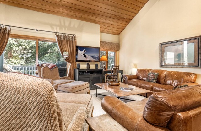 Steps From Hiking - Outdoor Pool & Hot Tub - On Call Shuttle