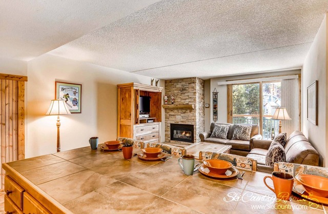 Steps to Adventure, Remodeled Kitchen, Wi-Fi, Ski in/out, Gas Fireplace TE411
