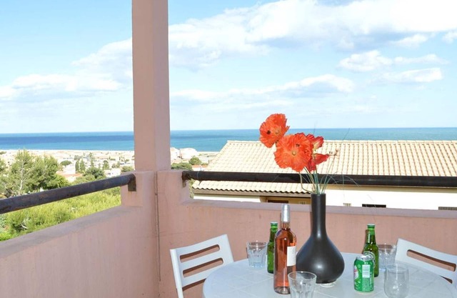 Studio Cabin with Pool, 4 Sleeps, Near Beach and Shops