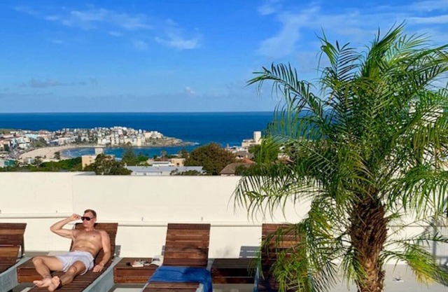 Studio 10 Bondi, roof top pool, walk to beach, air con, restaurants 2 mins