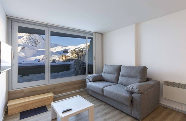Studio cabin sleeps 5 with balcony 80m from slopes - La Mongie 1800
